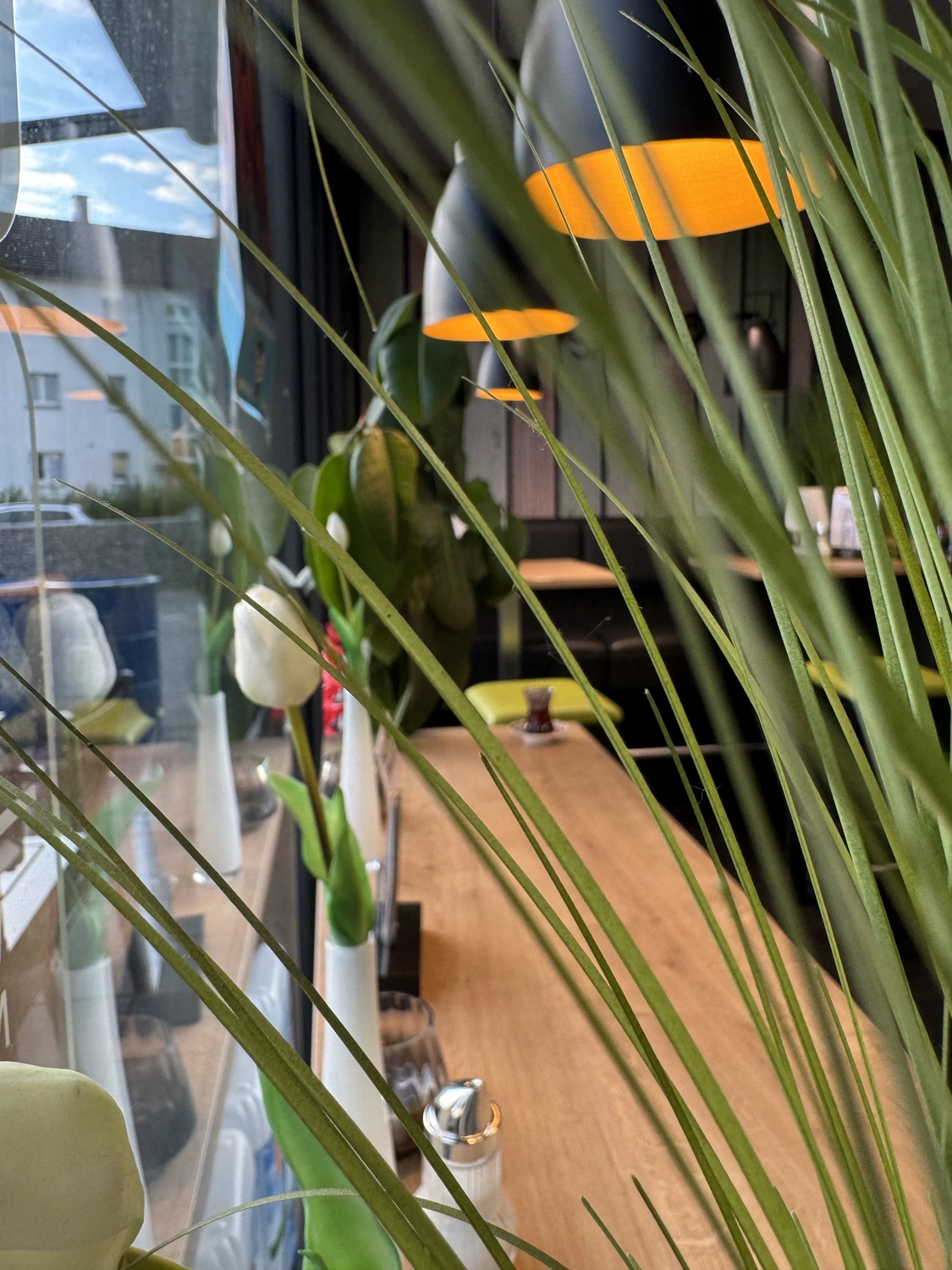 Probst Carwash GmbH - Autowaschanlage mit Bistro - Ein Mann reinigt ein Auto mit einem Tuch, Konzept der Fahrzeugaufbereitung (oder Autopflege).