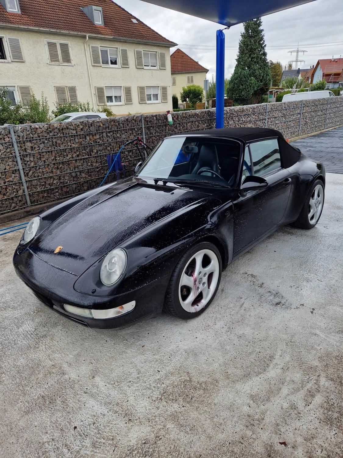 Probst Carwash GmbH - Autowaschanlage mit Bistro - Waschen eines roten Autos mit Aktivschaum in der Waschanlage.