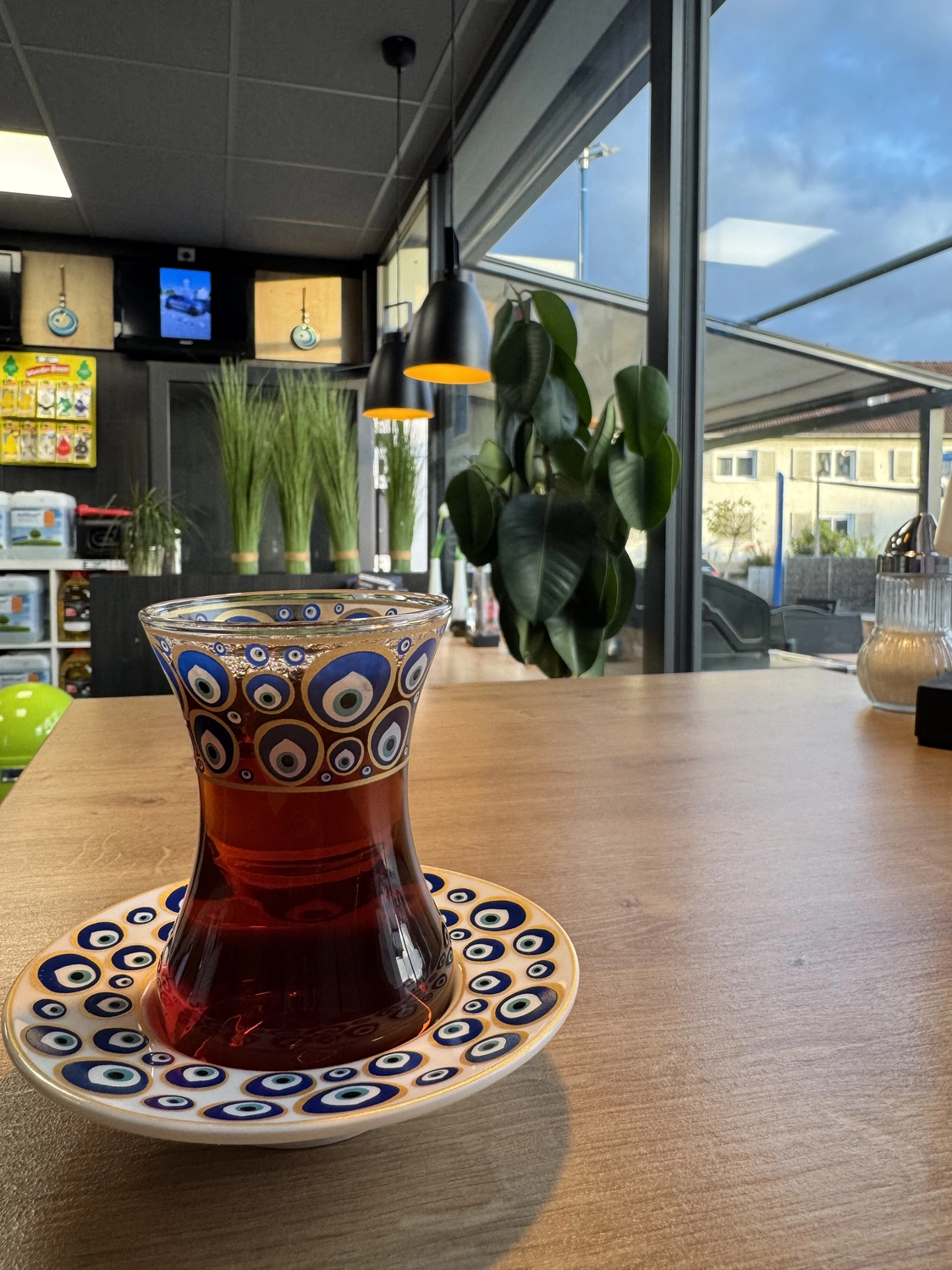 Probst Carwash GmbH - Autowaschanlage mit Bistro - Abziehen von Klebefolie bei einer Autobeschriftung